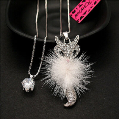 Διπλό μενταγιόν με μοτίφ στο ένα μήκος του μια παιχνιδιάρικη αλεπού.