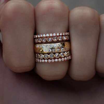 Σετ από πέντε πανέμορφα δαχτυλίδια σε χρώμα μπρονζέ.