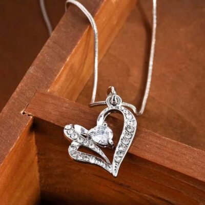 Όμορφο μενταγιόν σε σχήμα καρδιάς.