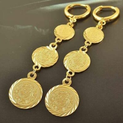 Σκουλαρίκια σε υπέροχα σχέδια για εμφανίσεις που θα εντυπωσιάσουν.