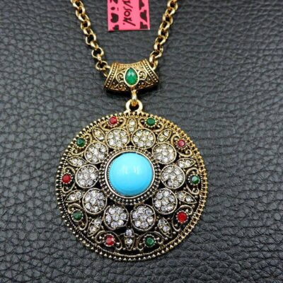 Ένα επίσημο και πολυτελές μενταγιόν με αριστοκρατική φινέτσα