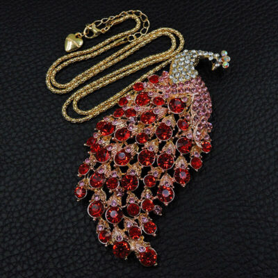 Ένα πραγματικό αριστούργημα, ένα μενταγιόν υπερπαραγωγή, σχεδιασμένο από την betsey Johnson με ένα τεράστιο παγόνι 11 X 6 εκατοστά!