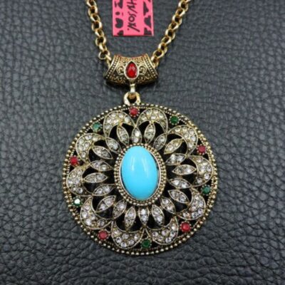 Πολύ ιδιαίτερο κόσμημα, κατασκευασμένο από ασήμι και χαλκό με αντικέ επεξεργασία.