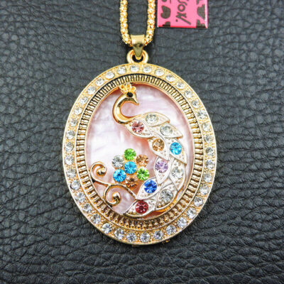 Το τυχερό παγόνι, μενταγιόν κατασκευασμένο από ασήμι και χαλκό.