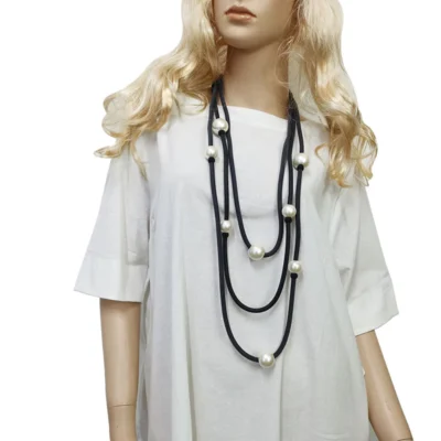 Εντυπωσιακό γυναικείο κολιέ, τριών σειρών.