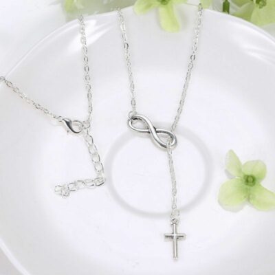 Μενταγιόν με το αιώνιο σύμβολο του σταυρού, και το άπειρο το σύμβολο της αιώνιας αγάπης