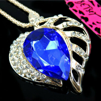 Μενταγιόν μπλε δάκρυ σχεδιασμένο από την betsey Johnson