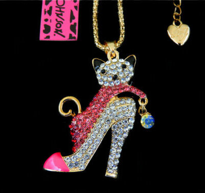 Γυναικείο μενταγιόν με μια υπέροχη ψηλοτάκουνη γόβα της Betsey Johnson