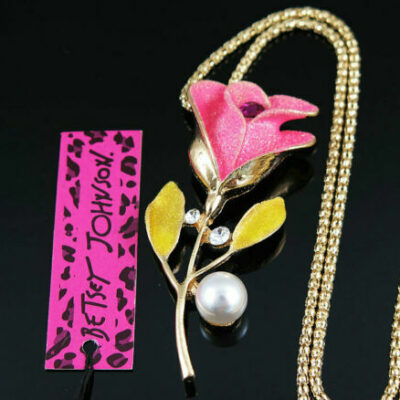 ​Κολιέ με μοτίφ ένα ανοιξιάτικο ροζ λουλούδι