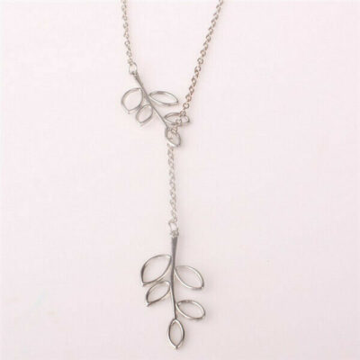 Κολιέ που εφαρμόζει ακριβώς στη βάση του λαιμού