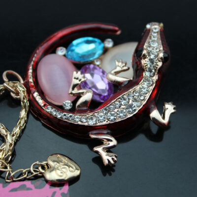 Μενταγιόν κροκόδειλος σχεδιασμένο από την betsey Johnson