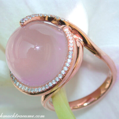Ιδιαίτερο δαχτυλίδι διακοσμημένο με μια ροζ moonstone.