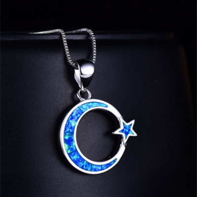 ​Επάργυρο μενταγιόν διακοσμημένο με οπαλίνα