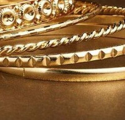 ​Σετ 5 γυναικεία βραχιόλια κατασκευασμένα από ατσάλι με επιμετάλλωση κίτρινο χρυσού.