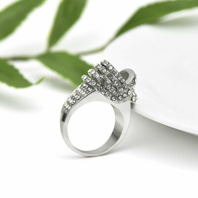 ​Δαχτυλίδι διακοσμημένο με λευκά ζιργκόν.
