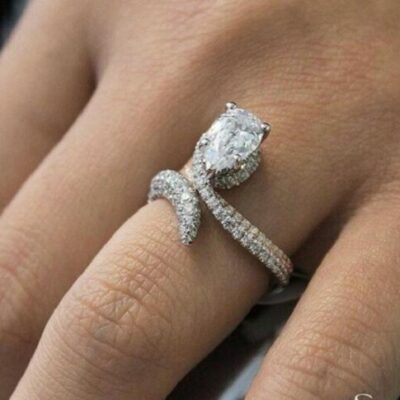 ​Ιδιαίτερο επάργυρο δαχτυλίδι σε σχέδιο φιδιού.