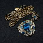 Vintage αισθητική σε βυζαντινά και αρχαϊκά σχέδια