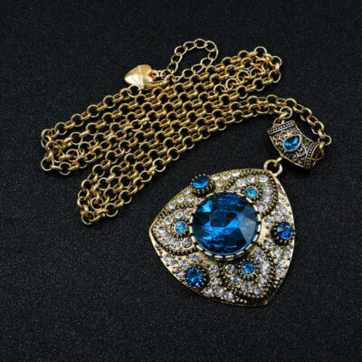 Vintage αισθητική σε βυζαντινά και αρχαϊκά σχέδια