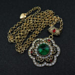 Vintage αισθητική σε βυζαντινά και αρχαϊκά σχέδια