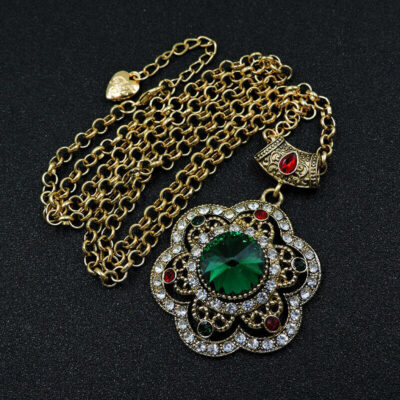 Vintage αισθητική σε βυζαντινά και αρχαϊκά σχέδια