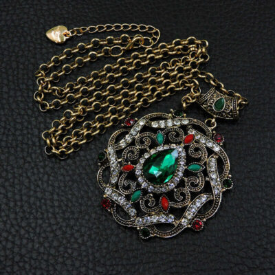 Vintage αισθητική σε βυζαντινά και αρχαϊκά σχέδια