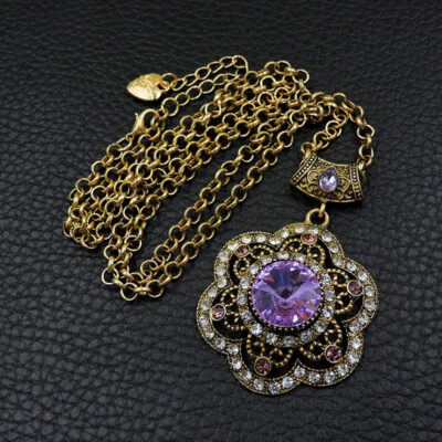 Vintage αισθητική σε βυζαντινά και αρχαϊκά σχέδια