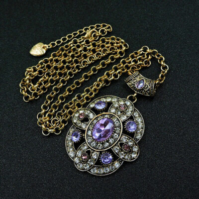 Vintage αισθητική σε βυζαντινά και αρχαϊκά σχέδια