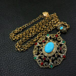 Vintage αισθητική σε βυζαντινά και αρχαϊκά σχέδια