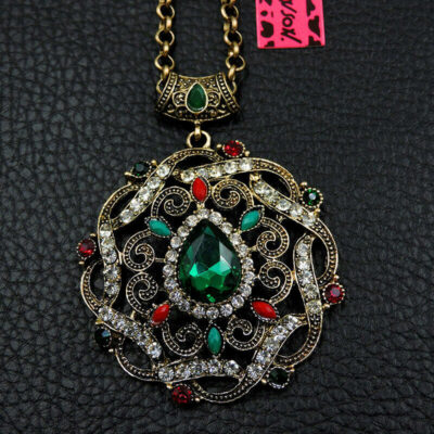 Vintage αισθητική σε βυζαντινά και αρχαϊκά σχέδια