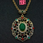 Χειροποίητο μενταγιόν με ημιπολύτιμες πέτρες