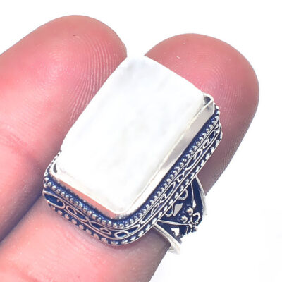 μασίφ ασήμι 925 και διακοσμημένα με μία απίστευτης ομορφιάς  ορυκτή ​πέτρα σελινίτη.