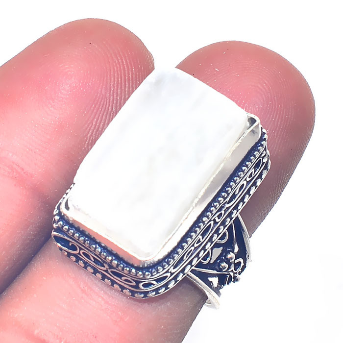 μασίφ ασήμι 925 και διακοσμημένα με μία απίστευτης ομορφιάς ορυκτή πέτρα σελινίτη. μασίφ ασήμι 925 και διακοσμημένα με μία απίστευτης ομορφιάς ορυκτή πέτρα σελινίτη.