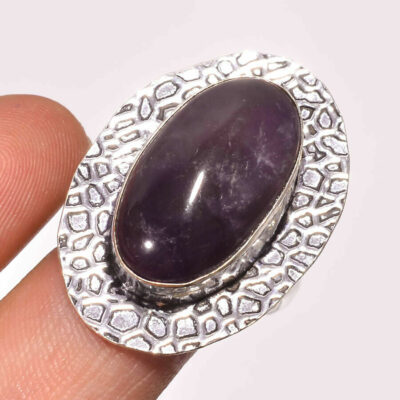 ​Δαχτυλίδι κατασκευασμένο από ασήμι 925 με ιδιαίτερο καστόνι vintage αισθητικής. Διακοσμημένο με αμέθυστο σε κοπή οβάλ.