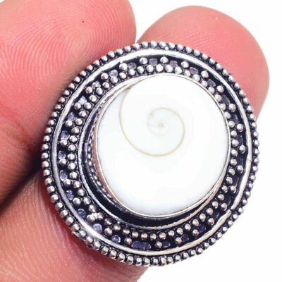 Κατασκευασμένο από μασίφ ασήμι 925 και διακοσμημένο με μία απίστευτης ομορφιάς φυσική πέτρα