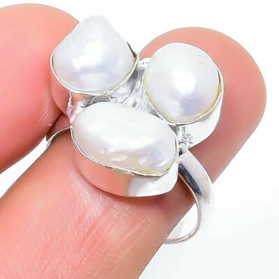 κατασκευασμένο από ασήμι 925 και διακοσμημένο με τρεις υπέροχες