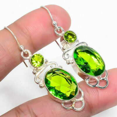 Κατασκευασμένα από ασήμι 925 και διακοσμημένα με υπέροχες πράσινες ορυκτές πέτρες peridot