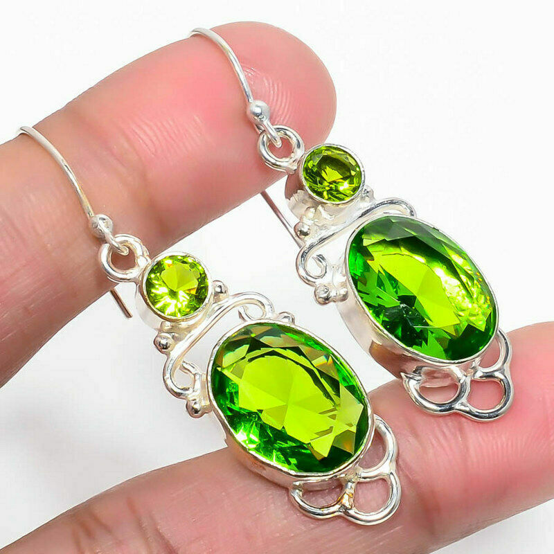 Κατασκευασμένα από ασήμι 925 και διακοσμημένα με υπέροχες πράσινες ορυκτές πέτρες peridot Κατασκευασμένα από ασήμι 925 και διακοσμημένα με υπέροχες πράσινες ορυκτές πέτρες peridot