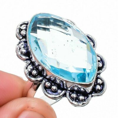 δαχτυλίδι κατασκευασμένο από ασήμι 925 και διακοσμημένο με ένα λαμπερό μπλε τοπάζι