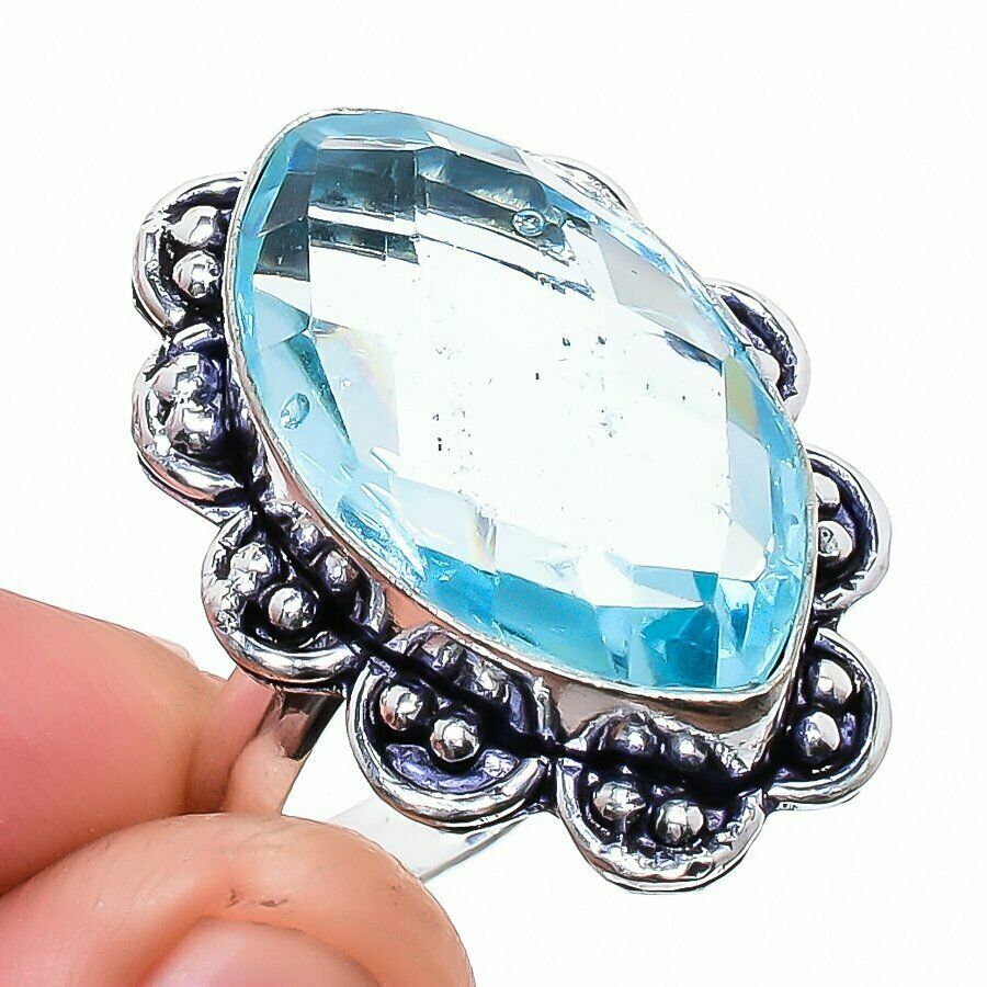 δαχτυλίδι κατασκευασμένο από ασήμι 925 και διακοσμημένο με ένα λαμπερό μπλε τοπάζι δαχτυλίδι κατασκευασμένο από ασήμι 925 και διακοσμημένο με ένα λαμπερό μπλε τοπάζι