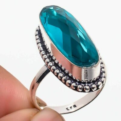 Κατασκευασμένο από ασήμι 925 και διακοσμημένο με ένα λαμπερό μπλε τοπάζι (blue topaz)