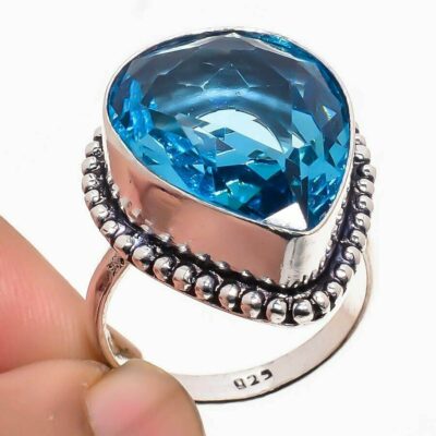 Δαχτυλίδι κατασκευασμένο από ασήμι 925 και διακοσμημένο με ένα λαμπερό μπλε τοπάζι