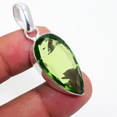 κατασκευασμένο από μασίφ ασήμι 925 και διακοσμημένο με υπέροχο ορυκτό λίθο Περιδοτίτη​ (peridot​)