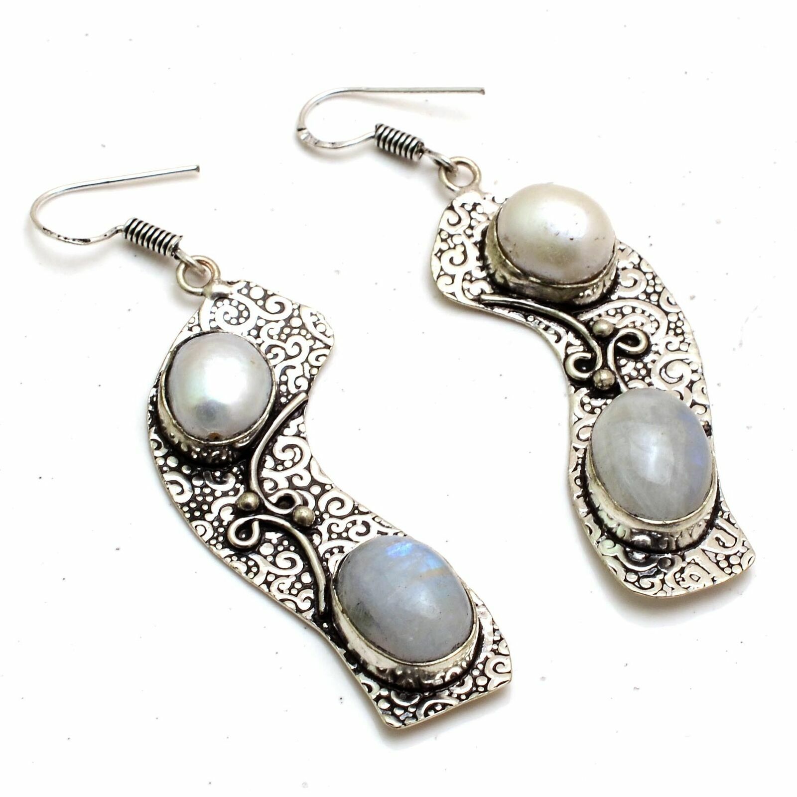 Mασίφ ασήμι 925 και διακοσμημένα με υπέροχες πολύτιμες moonstone (φεγγαρόπετρες) και δύο καταπληκτικά μαργαριτάρια 100% φυσικά γλυκού νερού. Mασίφ ασήμι 925 και διακοσμημένα με υπέροχες πολύτιμες moonstone (φεγγαρόπετρες) και δύο καταπληκτικά μαργαριτάρια 100% φυσικά γλυκού νερού.