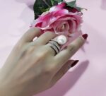 Διακοσμημένο με λευκά ζιργκόν σε κοπή round και μία υπέροχη πέρλα Sea Shell λευκή 12mm​