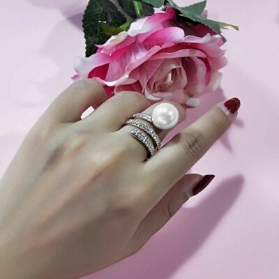 Διακοσμημένο με λευκά ζιργκόν σε κοπή round και μία υπέροχη πέρλα Sea Shell λευκή 12mm​