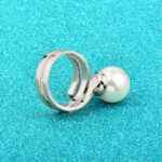 Διακοσμημένο με λευκά ζιργκόν σε κοπή round και μία υπέροχη πέρλα Sea Shell λευκή 12mm​