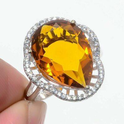 Δαχτυλίδι κατασκευασμένο από ασήμι 925 και διακοσμημένο με ένα λαμπερό κίτρινο τοπάζι