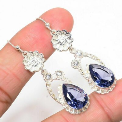 Aσήμι 925 και διακοσμημένα με δύο λαμπερές ορυκτές πολύτιμες πέτρες Ιολίτη