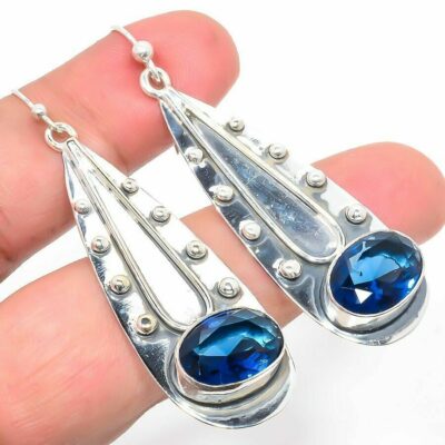 Σκουλαρίκια κατασκευασμένα από ασήμι 925 και διακοσμημένα με πολύτιμα μπλε ζαφείρι​α