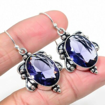 Aσήμι 925 και διακοσμημένα με δύο λαμπερές ορυκτές πολύτιμες πέτρες Ιολίτη